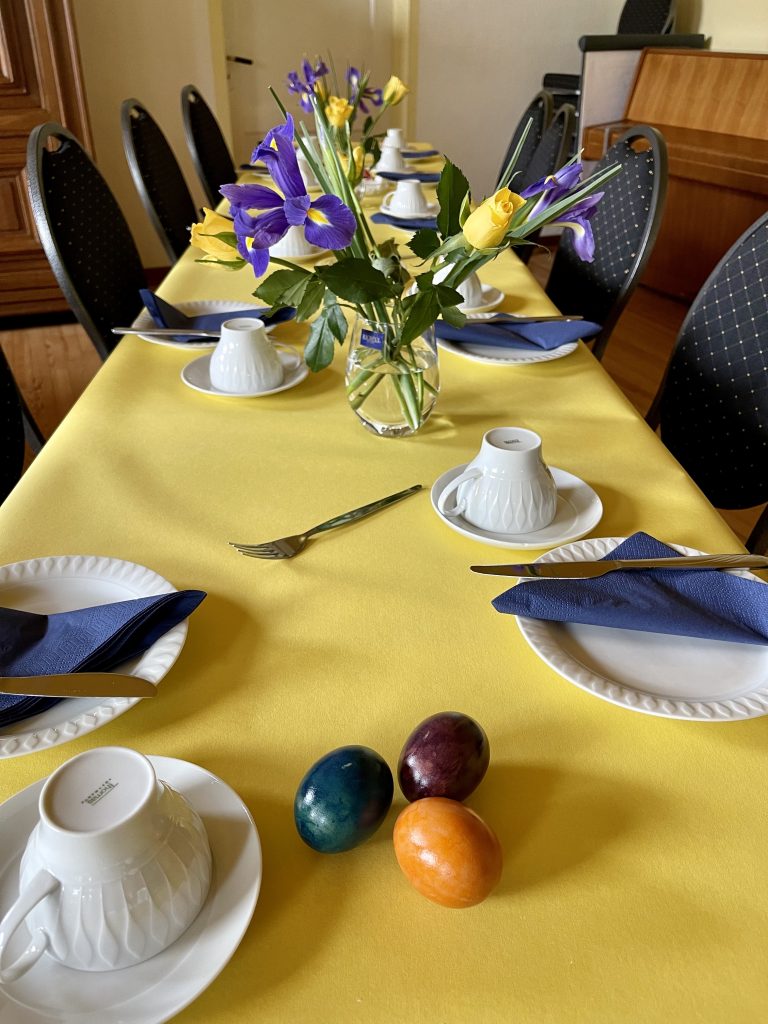 Osterfrühstück gedeckter Tisch