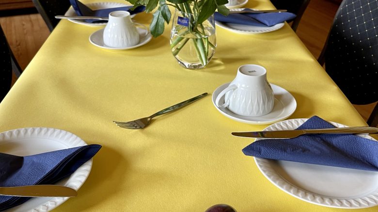 Osterfrühstück gedeckter Tisch